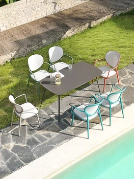 Стол и стул во дворе виллы простой современный стул для отдыха на террасе из трех частей на открытом воздухе